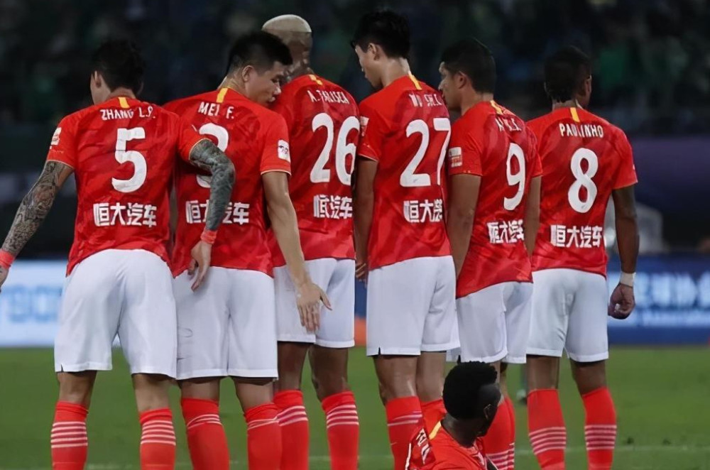 包含多特蒙德场边指挥情绪激动，尤文图斯队员怒摔水瓶的词条