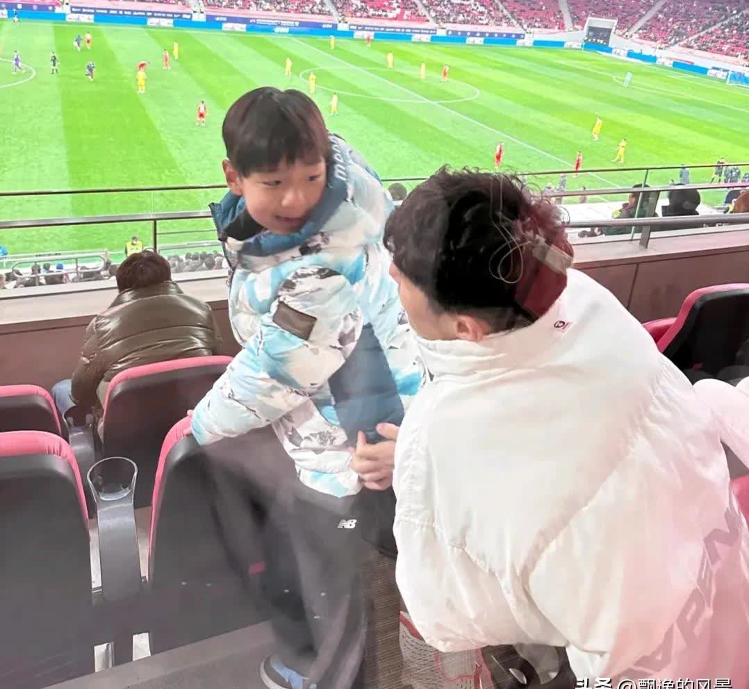 曼城今日表现抢眼，武磊整场无解，教练赛后亲自拥抱