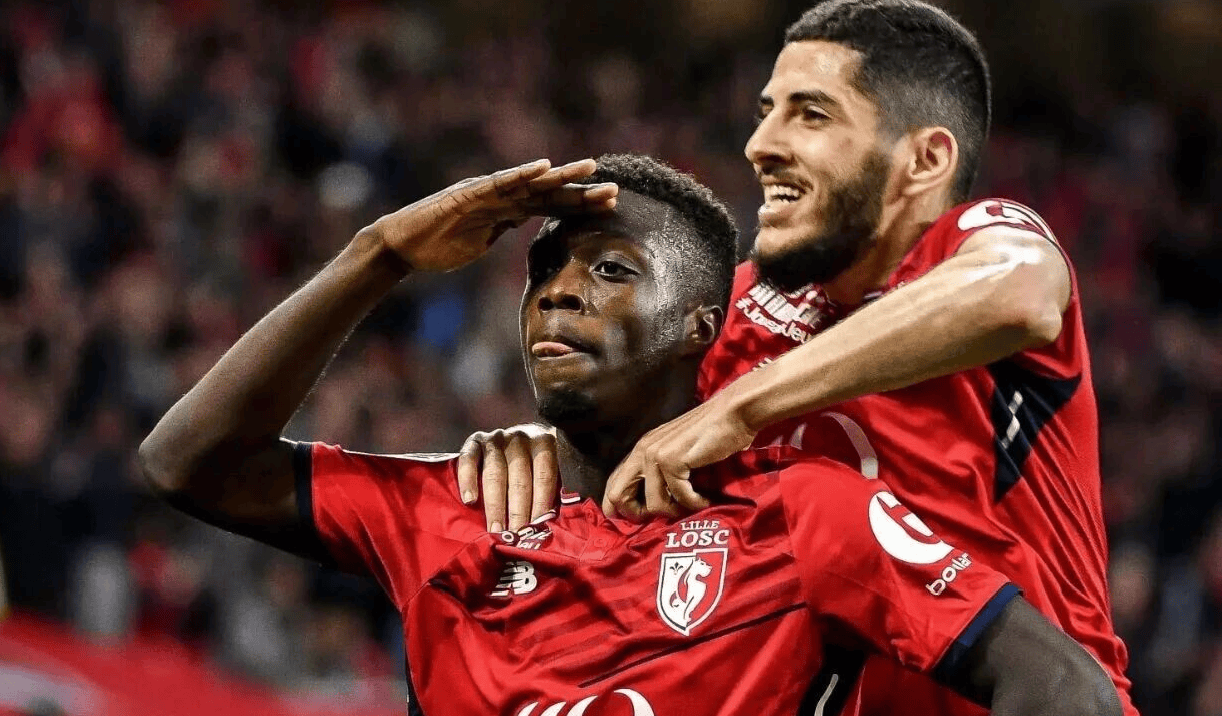 半岛体育-国足客场逼平韩国才能确保出线