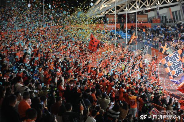 半岛体育入口-主队球迷热情高涨,为球队助威不断进入